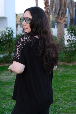 RENKTE GENİŞ KESİM OMUZU VE CEBİ DANTEL ÖRGÜLÜ SİYAH BLUZ