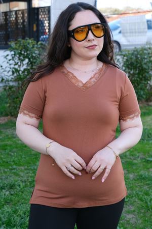 RENKTE GENİŞ KESİM DANTEL DETAYLI KISA KOLLU TABA BLUZ