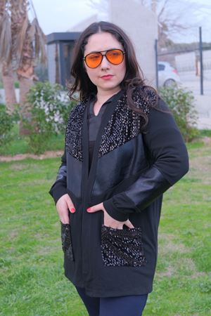 RENKTE GENİŞ KESİM DERİLİ PULLU HIRKA