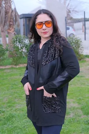 RENKTE GENİŞ KESİM DERİLİ PULLU HIRKA