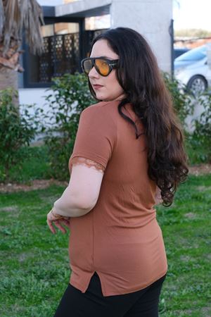 RENKTE GENİŞ KESİM DANTEL DETAYLI KISA KOLLU TABA BLUZ