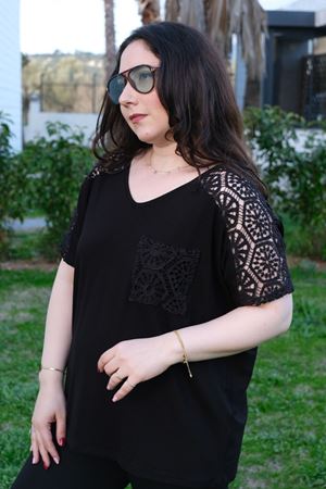 RENKTE GENİŞ KESİM OMUZU VE CEBİ DANTEL ÖRGÜLÜ SİYAH BLUZ