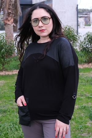 RENKTE GENİŞ KESİM DERİ DETAY HALKALI BLUZ