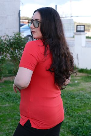 RENKTE KIRMIZI GENİŞ KESİM V YAKA PAMUKLU ESNEK BLUZ