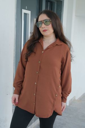 RENKTE BÜYÜK BEDEN YANLARI PATLI DÜĞMELİ TABA GÖMLEK