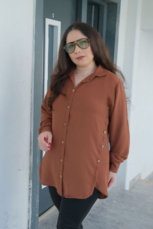 RENKTE BÜYÜK BEDEN YANLARI PATLI DÜĞMELİ TABA GÖMLEK