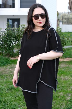 RENKTE GENİŞ KESİM SİMLİ BİYE DETAY BLUZ