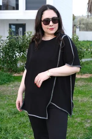 RENKTE GENİŞ KESİM SİMLİ BİYE DETAY BLUZ