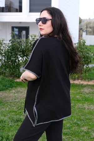 RENKTE GENİŞ KESİM SİMLİ BİYE DETAY BLUZ
