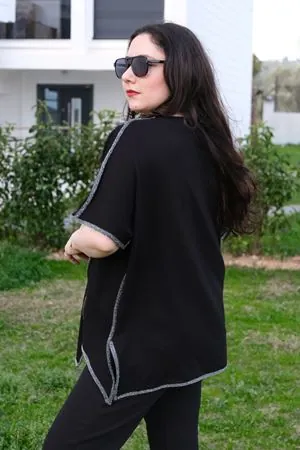 RENKTE GENİŞ KESİM SİMLİ BİYE DETAY BLUZ