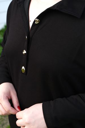 RENKTE GENİŞ KESİM GOLD DÜĞMELİ YAKALI SİYAH BLUZ