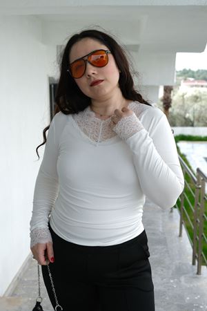RENKTE GENİŞ KESİM YAKASI DANTELLİ BEYAZ BLUZ