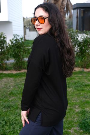 RENKTE GENİŞ KESİM GOLD DÜĞMELİ YAKALI SİYAH BLUZ