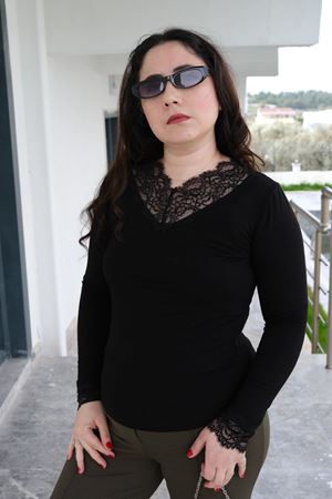 RENKTE GENİŞ KESİM YAKASI DANTELLİ SİYAH BLUZ
