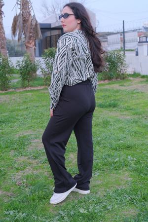 RENKTE TOPARLAYICI YÜKSEK BEL SİYAH PANTOLON