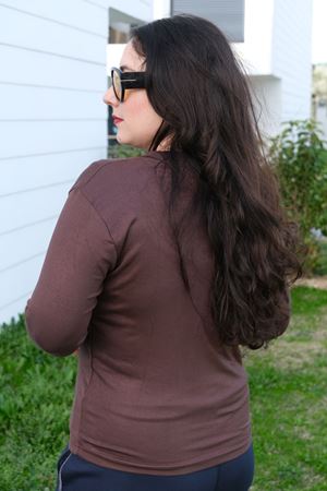 RENKTE BÜYÜK BEDEN V YAKA KAHVERENGİ BODY & BLUZ