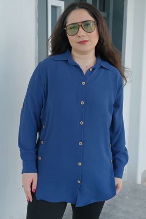 RENKTE BÜYÜK BEDEN YANLARI PATLI DÜĞMELİ İNDİGO GÖMLEK