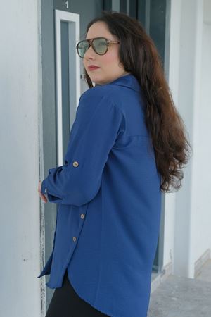 RENKTE BÜYÜK BEDEN YANLARI PATLI DÜĞMELİ İNDİGO GÖMLEK