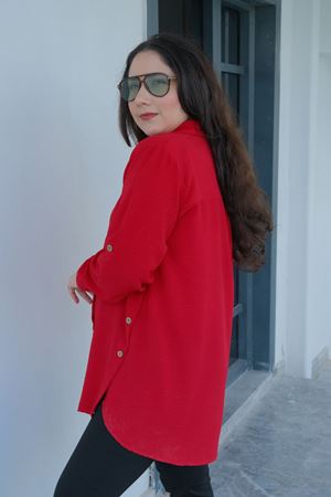 RENKTE BÜYÜK BEDEN YANLARI PATLI DÜĞMELİ KIRMIZI GÖMLEK