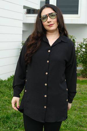 RENKTE BÜYÜK BEDEN YANLARI PATLI DÜĞMELİ SİYAH GÖMLEK