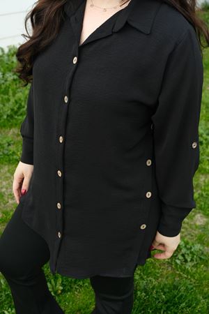 RENKTE BÜYÜK BEDEN YANLARI PATLI DÜĞMELİ SİYAH GÖMLEK