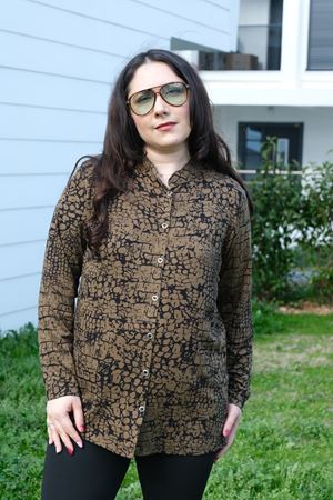 RENKTE BÜYÜK BEDEN DESENLİ DÜĞMELİ ESNEK GÖMLEK&BLUZ