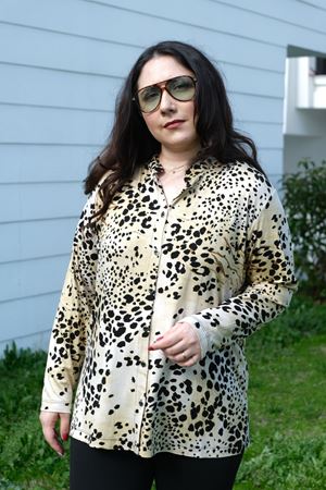 RENKTE BÜYÜK BEDEN DESENLİ DÜĞMELİ ESNEK GÖMLEK&BLUZ