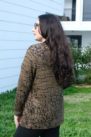 RENKTE BÜYÜK BEDEN DESENLİ DÜĞMELİ ESNEK GÖMLEK&BLUZ