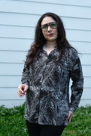 RENKTE BÜYÜK BEDEN DESENLİ DÜĞMELİ ESNEK GÖMLEK&BLUZ