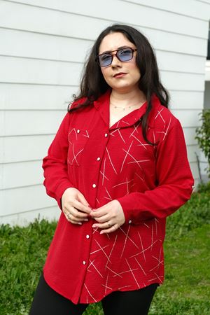 RENKTE BÜYÜK BEDEN CEPLİ VARAK DETAY DÜĞMELİ KIRMIZI GÖMLEK