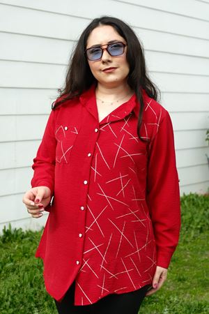 RENKTE BÜYÜK BEDEN CEPLİ VARAK DETAY DÜĞMELİ KIRMIZI GÖMLEK