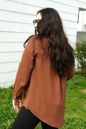 RENKTE BÜYÜK BEDEN CEPLİ VARAK DETAY DÜĞMELİ TABA GÖMLEK