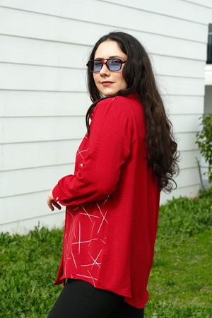 RENKTE BÜYÜK BEDEN CEPLİ VARAK DETAY DÜĞMELİ KIRMIZI GÖMLEK