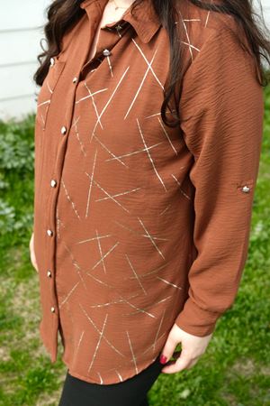 RENKTE BÜYÜK BEDEN CEPLİ VARAK DETAY DÜĞMELİ TABA GÖMLEK