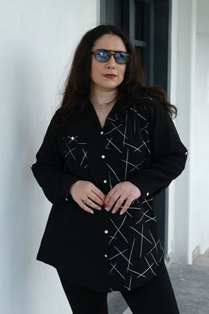 RENKTE BÜYÜK BEDEN CEPLİ VARAK DETAY DÜĞMELİ SİYAH GÖMLEK