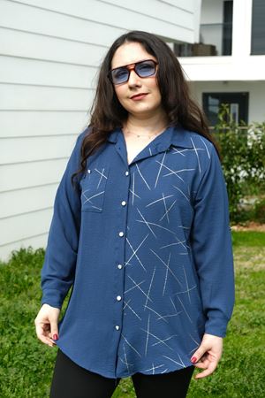 RENKTE BÜYÜK BEDEN CEPLİ VARAK DETAY DÜĞMELİ İNDİGO GÖMLEK