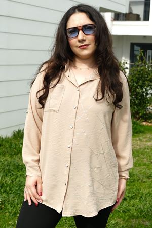 RENKTE BÜYÜK BEDEN CEPLİ VARAK DETAY DÜĞMELİ KREM GÖMLEK