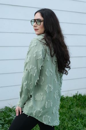 RENKTE BÜYÜK BEDEN DOKULU DÜĞMELİ YEŞİL GÖMLEK