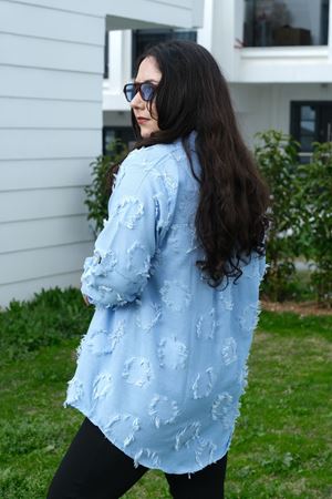 RENKTE BÜYÜK BEDEN DOKULU DÜĞMELİ MAVİ GÖMLEK