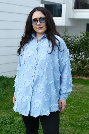 RENKTE BÜYÜK BEDEN DOKULU DÜĞMELİ MAVİ GÖMLEK