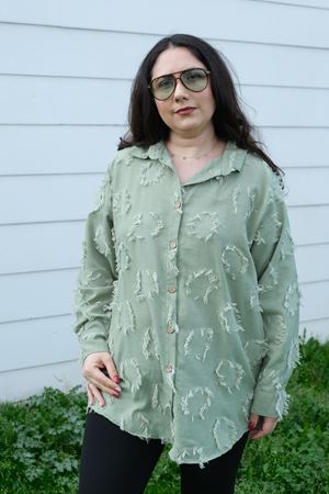 RENKTE BÜYÜK BEDEN DOKULU DÜĞMELİ YEŞİL GÖMLEK