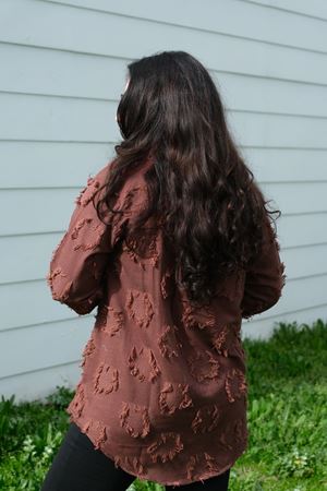 RENKTE BÜYÜK BEDEN DOKULU DÜĞMELİ KAHVERENGİ GÖMLEK