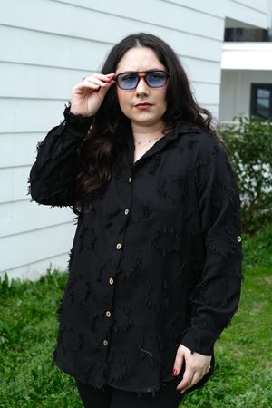 RENKTE BÜYÜK BEDEN DOKULU DÜĞMELİ SİYAH GÖMLEK