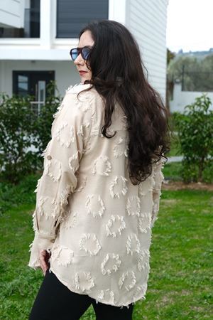 RENKTE BÜYÜK BEDEN DOKULU DÜĞMELİ KREM GÖMLEK