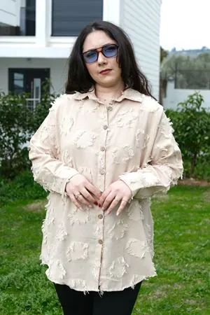 RENKTE BÜYÜK BEDEN DOKULU DÜĞMELİ KREM GÖMLEK