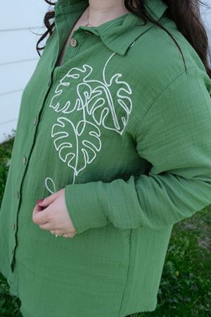 RENKTE BÜYÜK BEDEN NAKIŞLI MÜSLİN YEŞİL GÖMLEK