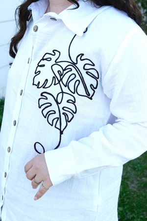 RENKTE BÜYÜK BEDEN NAKIŞLI MÜSLİN BEYAZ GÖMLEK