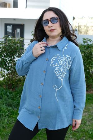 RENKTE BÜYÜK BEDEN NAKIŞLI MÜSLİN MAVİ GÖMLEK