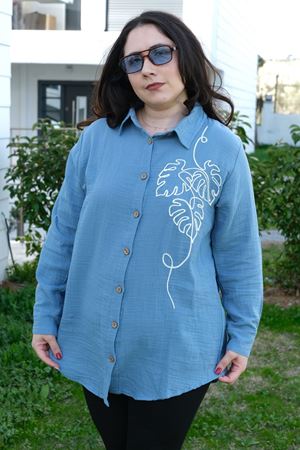 RENKTE BÜYÜK BEDEN NAKIŞLI MÜSLİN MAVİ GÖMLEK