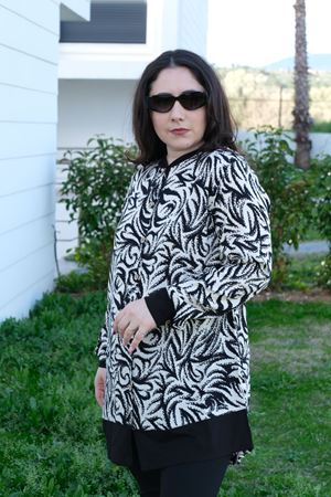 RENKTE BÜYÜK BEDEN SİYAH KOMBİNLİ DESENLİ TUNİK